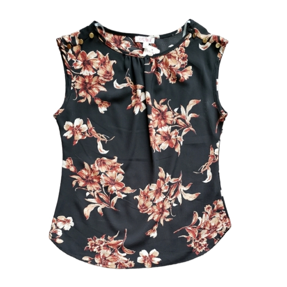 Floral sleeveless top w/ button accent